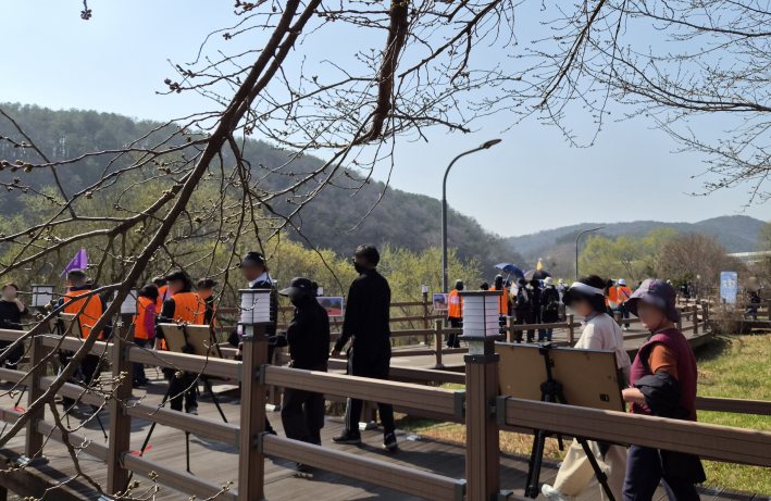 지게길에 마련된 사진전도 감상하며 걷는 참가자들의 모습