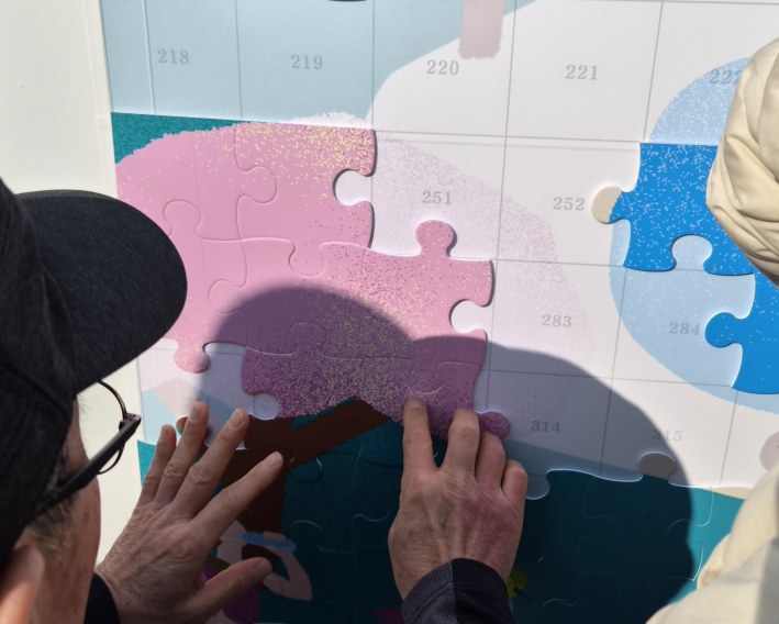 인터뷰를 한 시민이 퍼즐을 맞추고 있다.