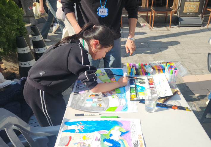 그림을 완성하는 어린이 참가자 모습