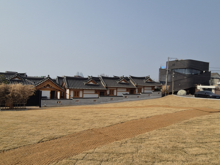 성곽길 위에서 내려다본 <남수헌>, 마침내 모습을 드러낸 남수동 한옥체험마을 전경.