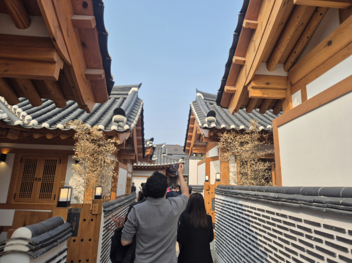 연못과 마당, 갤러리와 라이브러리, 숙박시설이 이어지며 하나의 마을 구조로 완성된 한옥 공간이다.