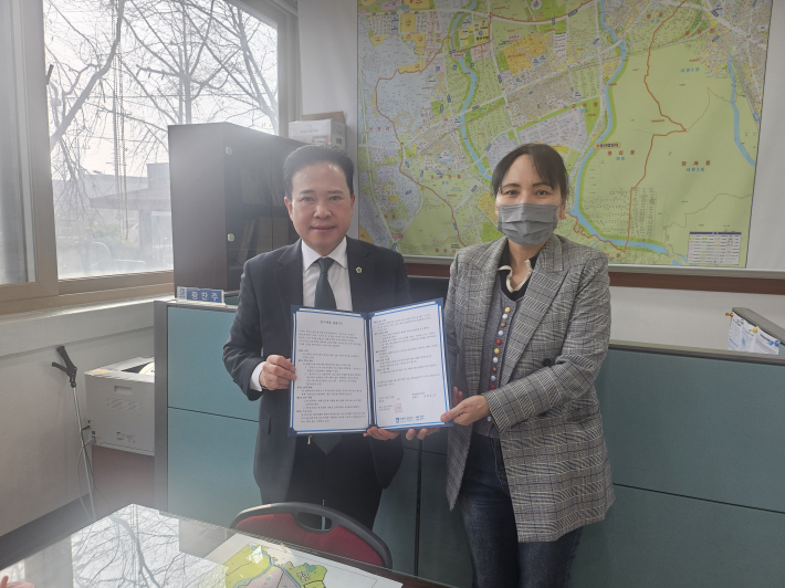 (사진설명: 강사와 양해 각서를 작성 중인 신호정 주민자치회장)