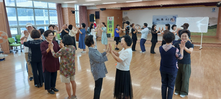 수원 44개 동 중 유일하게 포크댄스를 운영하고 있는 곡선동 주민자치센터.