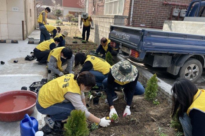 영화동 새마을지도자영농협의회가 손바닥 정원 꽃심기 활동을 하고 있다