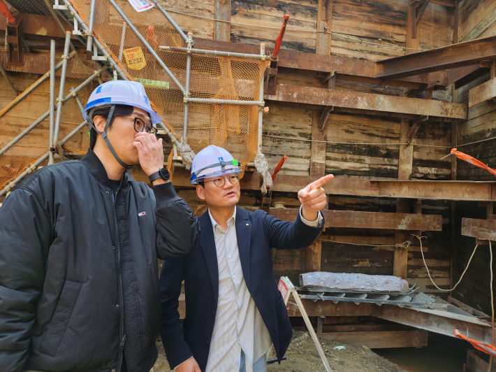 지하개발 현장을 확인하고 있는 수원시 건설정책과