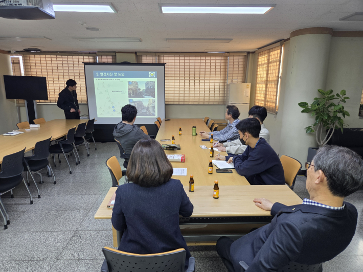 주민설명회를 진행하고 있다. 