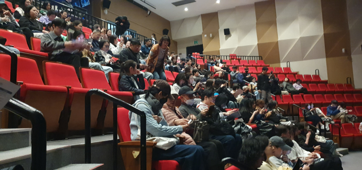 공연 시작을 앞두고 객석을 채우는 관객들