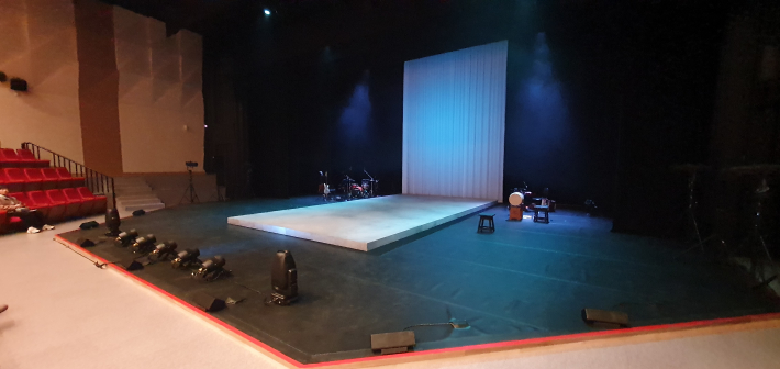 공연 시작 전 조명이 비춘 정조테마공연장 무대