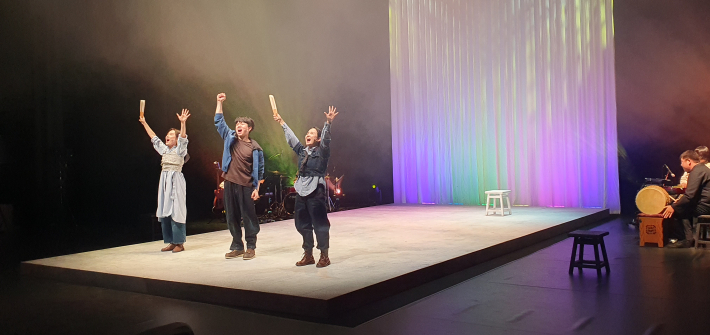 배우들이 관객의 환호에 화답하고 있다