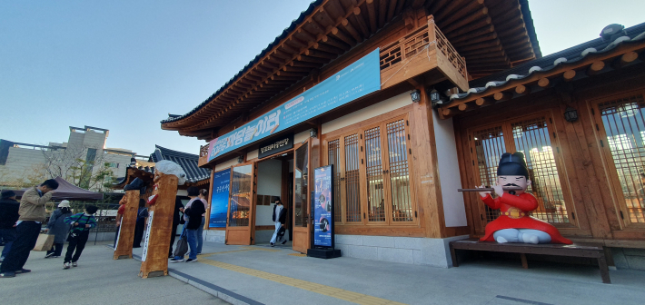 공연이 끝난 뒤에도 관람객들의 발길이 이어지는 정조테마공연장 입구