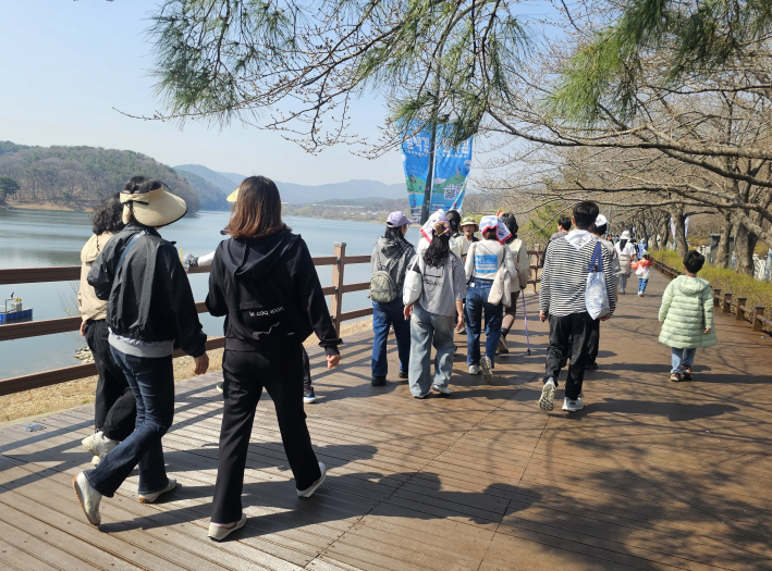 경쾌한 발걸음으로 기분좋게 호수주변을 걷는다