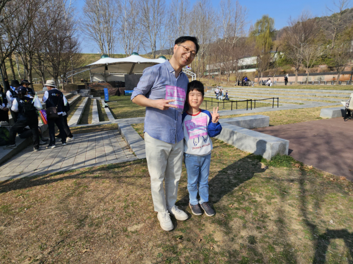 멋진 걷기 체험했다는 한주안 어린이와 아빠