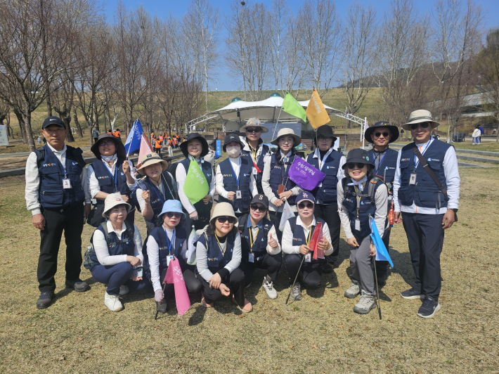 이날 행사를 잘 진행한 수원팔색길 해설사들