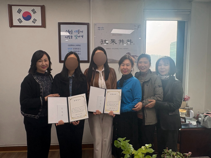 조원2동 새마을지도자부녀회의 장학금 전달 사진