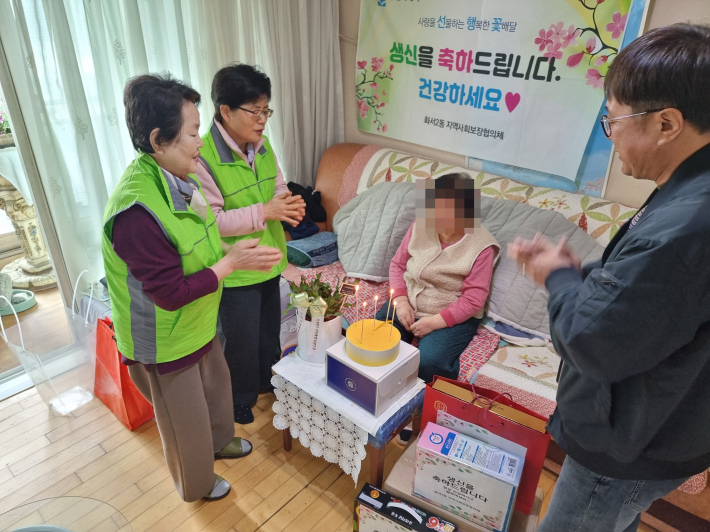 화서2동 지역사회보장협의체 홀몸어르신 생신 축하사업 추진