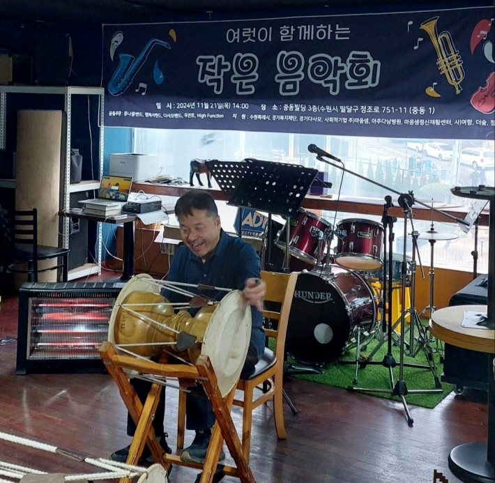 재능기부 강사의 지도 아래 전통 악기 체험이 진행되고 있다.