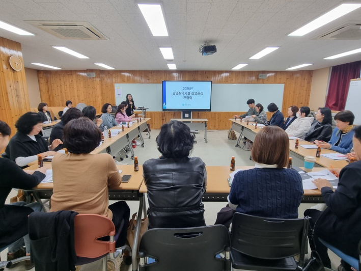 사진)수원시 보건소 관계자, 요양병원·요양원 감염관리 담당자 등이 '감염취약시설 감염관리 간담회'에 함께하고 있다.    