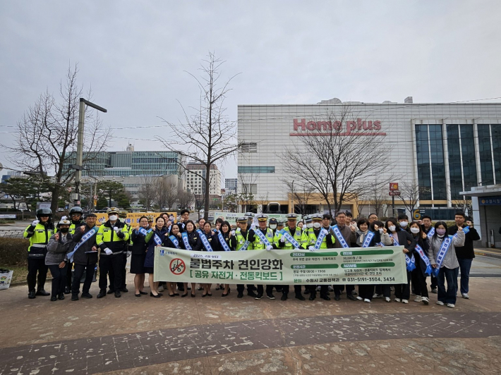 사진)캠페인 참가자들이 함께하고 있다.    