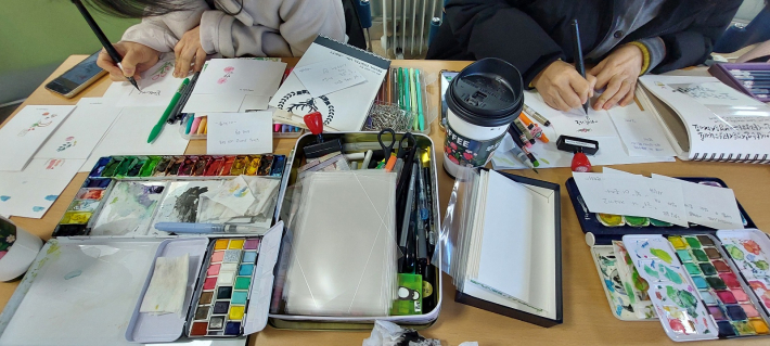 동아리 회원들의 작품 제작 모습