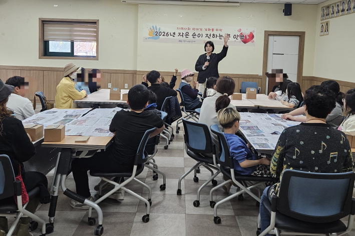 관내 아이들과 프로그램을 진행하고 있다.