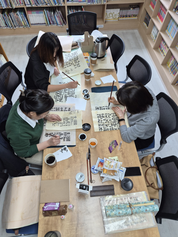 망포2동 새마을문고에서 필사가 진행되고 있다.