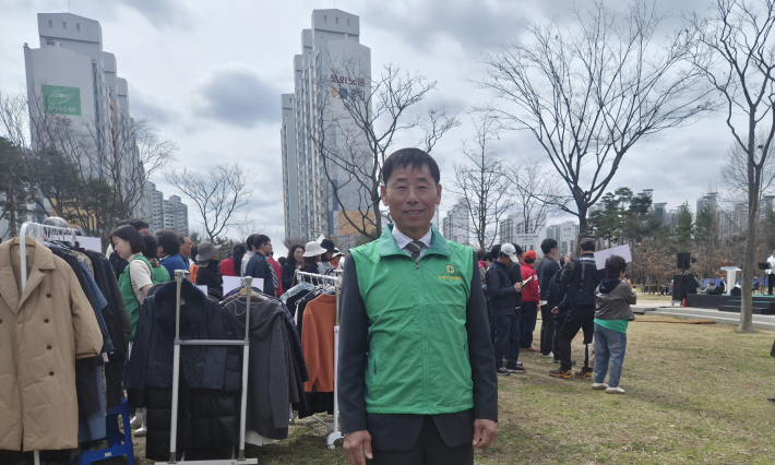 안순관 수원시 새마을회장이 제81회 식목일 나무심기 행사에 참여해 환경 개선과 도심 녹화의 중요성에 대해 이야기하고 있다.