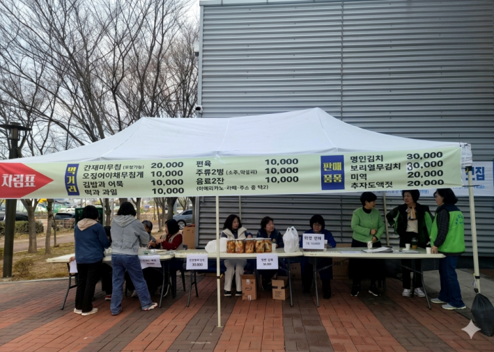 새마을문고에서 주민들을 위한 다양한 물품을 판매하고 있다.