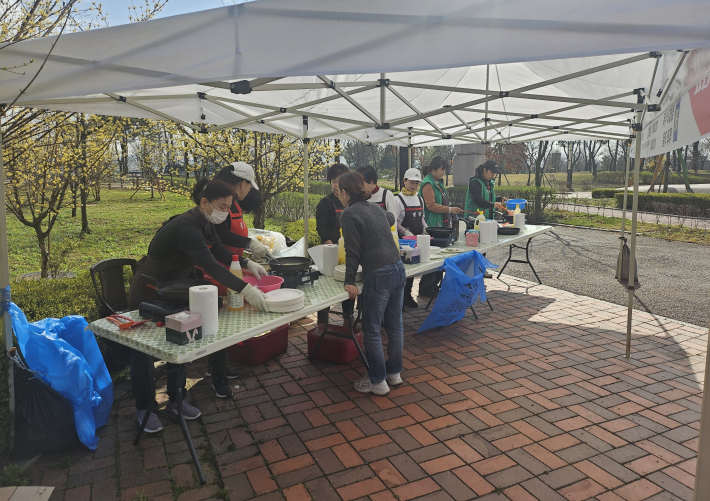 새마을부녀회 회원들이 정성껏 준비한 먹거리를 나누고 있다.