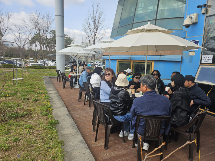 행사장을 찾은 주민들이 음식을 함께 즐기며 나눔에 동참하고 있다.