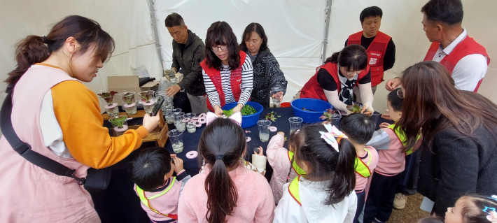 체험부스에 참가한 어린이들.