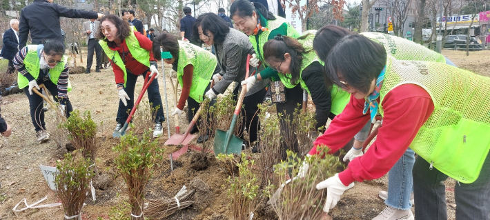 나무심기에 여성들이 앞장서고 있다.