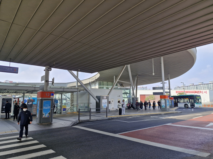 수원역 환승센터에 부드럽게 이어진 지붕 곡선은 여행객들에게 편안한 마음을 갖게 한다.     