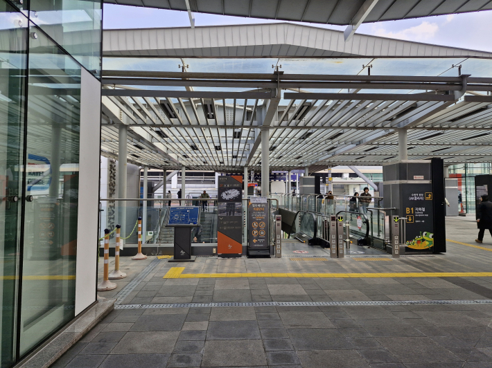 버스 이용 후 지하로 내려가면 전철을 이용할 수 있다. 