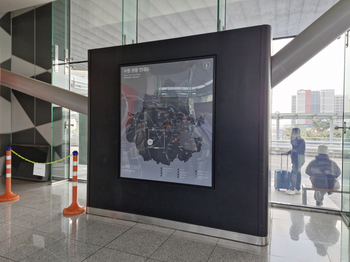 수원에 처음 오는 관광객들을 위해 안내 지도가 있다. 