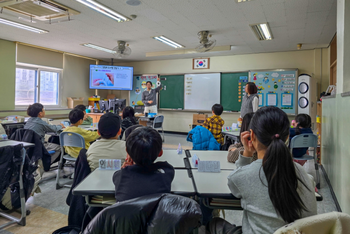 교실에서 업사이클링 관련하여 수업하는 모습