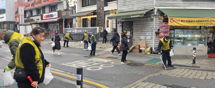 거리청소봉사활동을 하고 있는 특화자활참여자