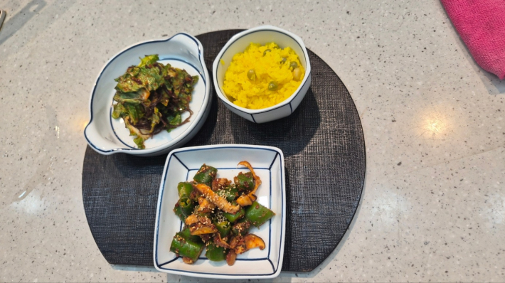 완성된 약선 음식으로  치자물 들인 노란색 밥, 청국장 오이고추 표고버섯 무침과 꼬시레기 봄동 생채