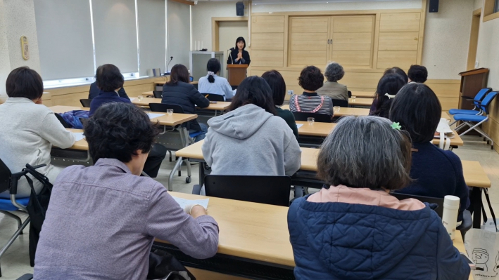 강당에서 실습생들에게 당뇨 환자들의 일반 상식을 알려주고 있다.