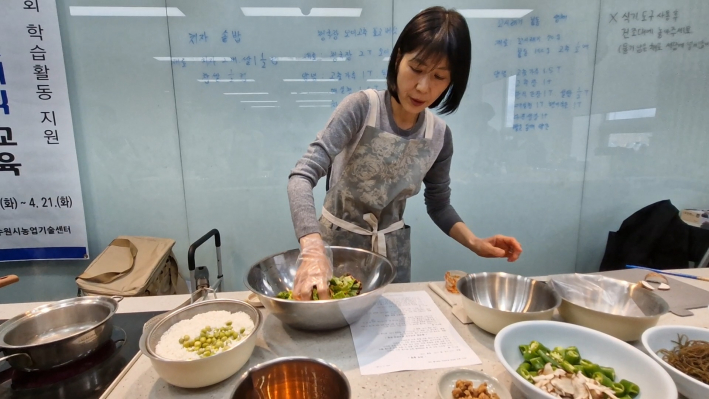 꼬시레기 봄동 생채를 하고 있는 모습