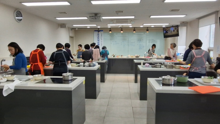 밀없이 수업에 열중하고 있는 실습생