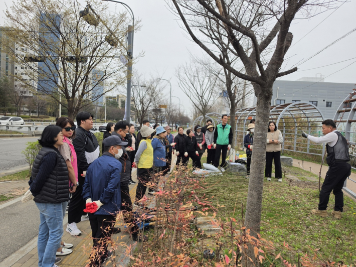 장미 식재 전 손바닥정원 자문단에게 설명을 듣고있다.