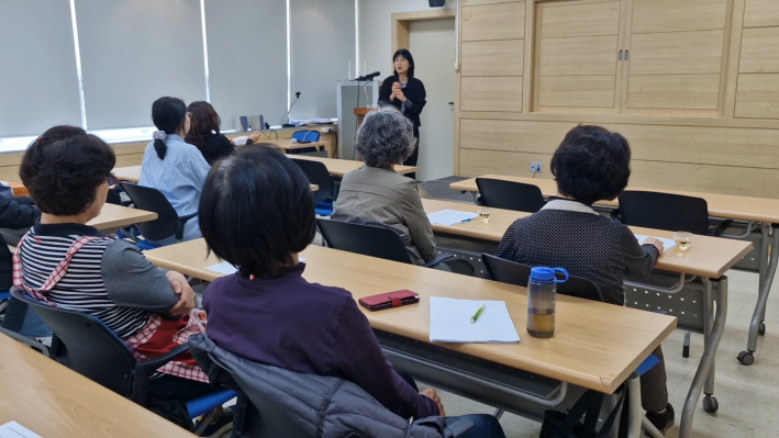 강당에서 수업에 열심인 실습생들