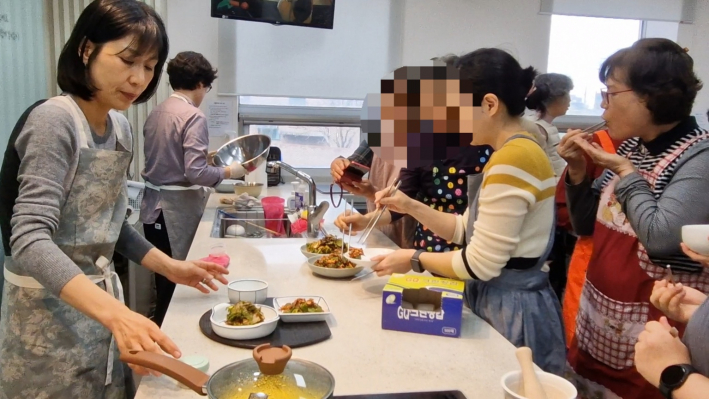 완성된 음식을 보고 또 나누는 것을 살펴본다.  