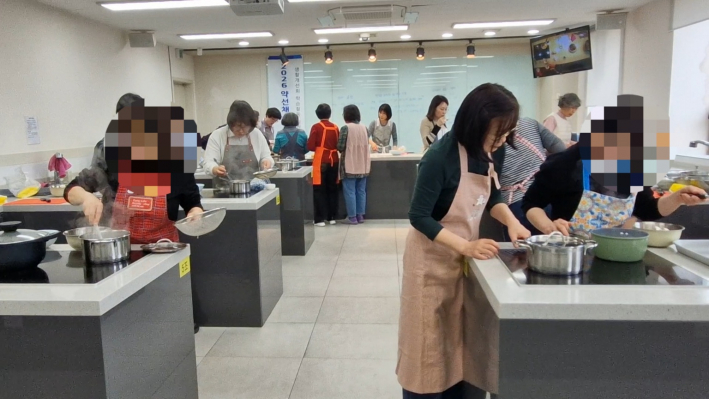 열심히 주어진 장소에서 실습생이 열심히 실습하고 있다.  