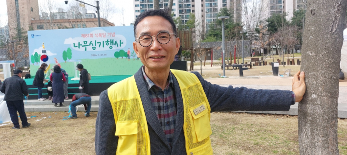 식목일 기념 나무심기 행사장에서 조성칠 회장을 만났다.