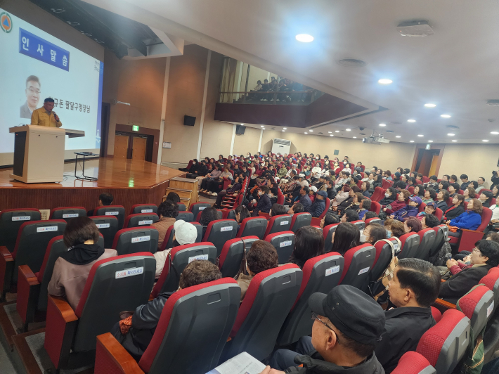 팔달구 지역대장 교육훈련에 구청장이 인사말씀을 하고 있다