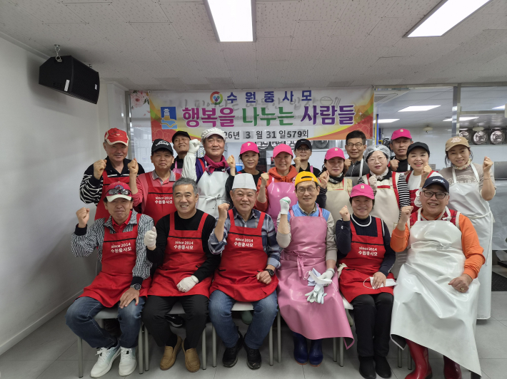 수원 중사모 회원들이 모여 단체 사진을 촬영하고 있다.