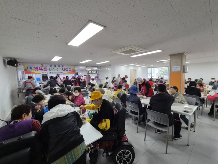 짜장 나눔을 통해 주민들이 맛있게 식사를 하는 모습이다.