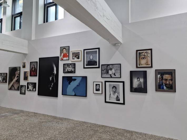 사진 속 인물들은 저마다 표정과 시선으로 각기 다른 삶의 서사를 드러낸다. 