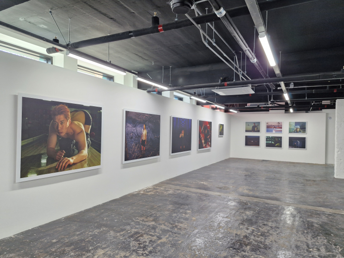 경기사진센터는 '사'와 '진' 2개의 건물로 연결되어 있다.  